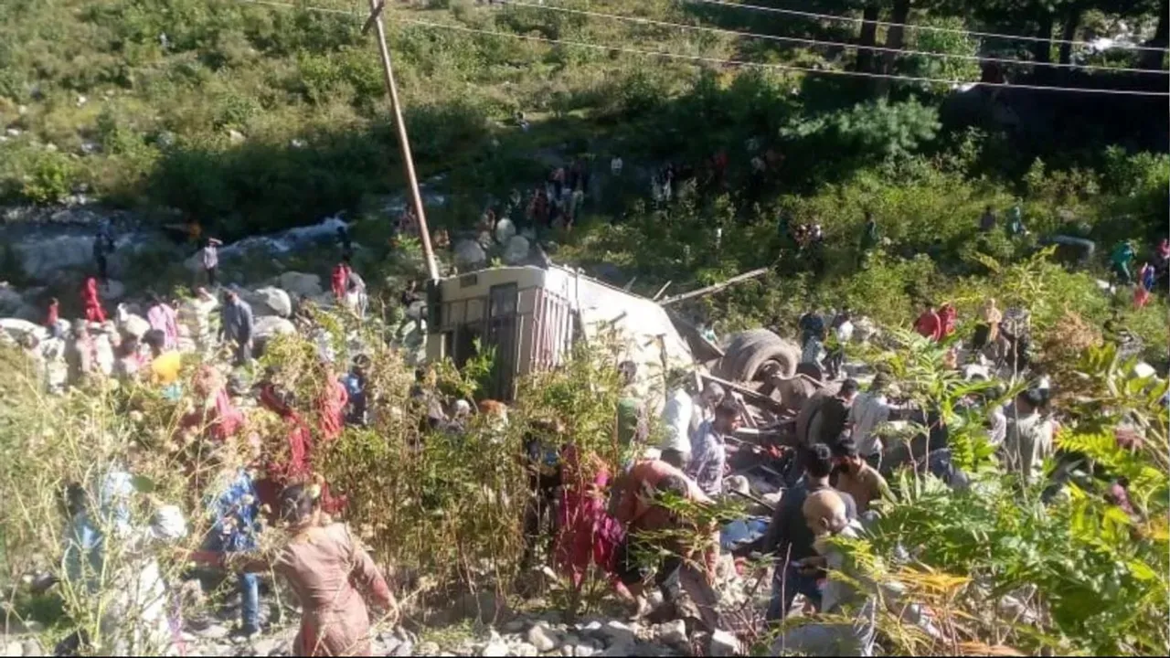 J&K, poonch accident, Accident in poonch district, Mini bus falls in valley, 9 dead, 27 injured, Lieutenant Governor Manoj Sinha, Jammu and Kashmir news, IE, indian express news