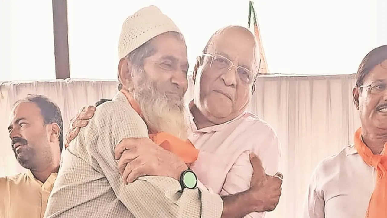 gujarat congress workers join bjp, tribal district congress aap workers join bjp, bjp enrolment drive gujarat, gujarat bjp, gujarat elections 2022, cr paatil, gujarat bjp, gujarat news, indian express