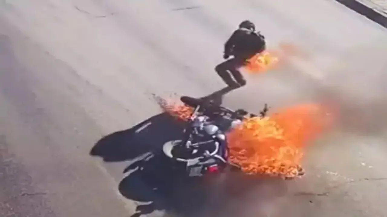 viral video on internet, viral video omh news, viral video news, viral on internet, omg news in hindi, bike catch fire on road video will shock you, bike catch fire on road video Viral, bike catch fire on road video goes Viral, bike catch fire on road video, bike catch fire on road news