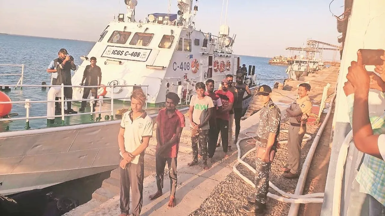 gujarat police, indian fishermen, bid to kill Indian fishermen at sea news, FIR in Gujarat against Pak Navy personnel news, indian express