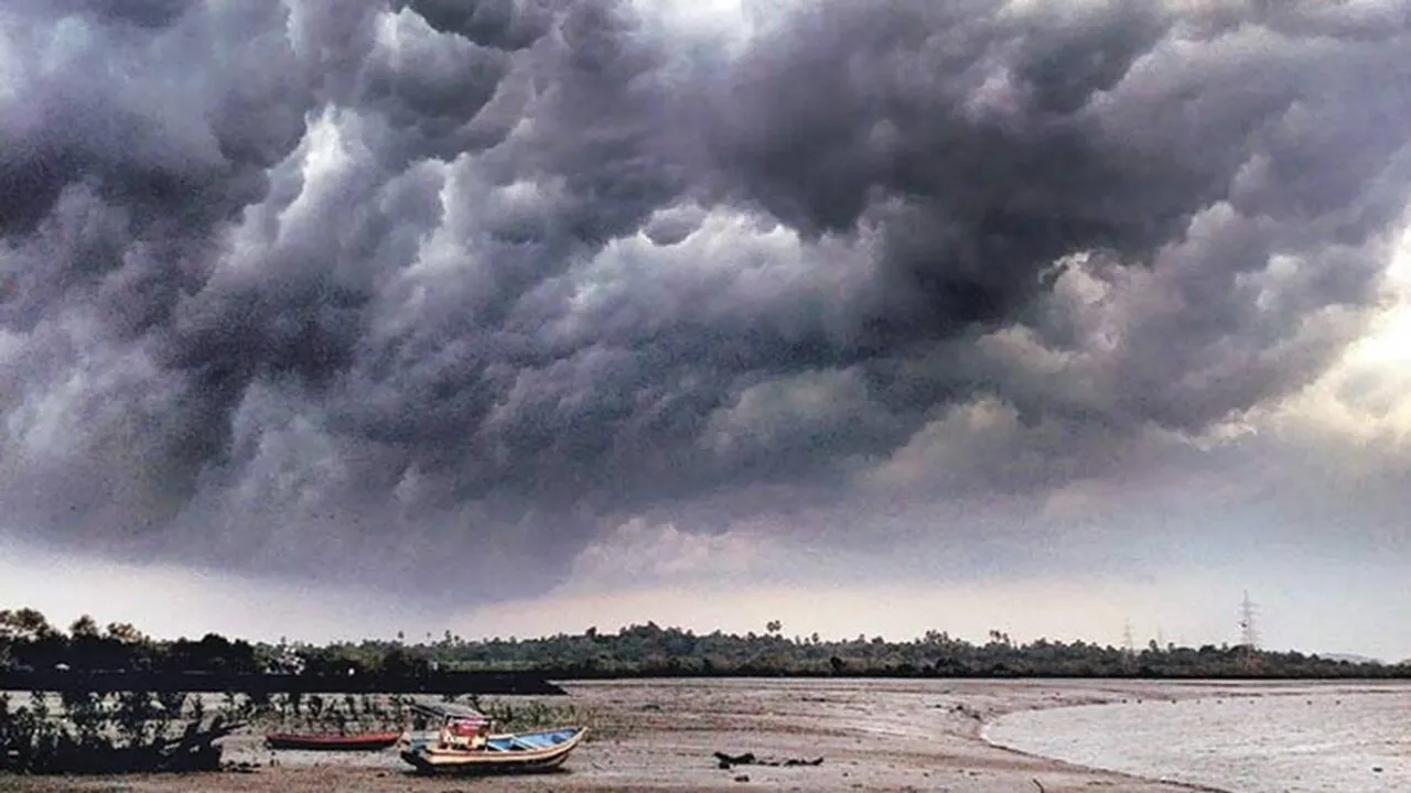 chances of heavy rainfall several district of bengal due to Cyclone sitrang