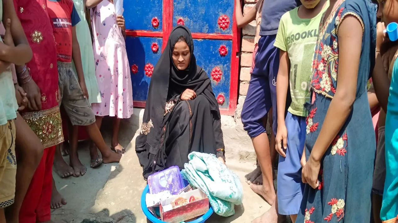 young woman from Bijnor is in dharna in front of maldas young mans house for not agreeing to marry after love