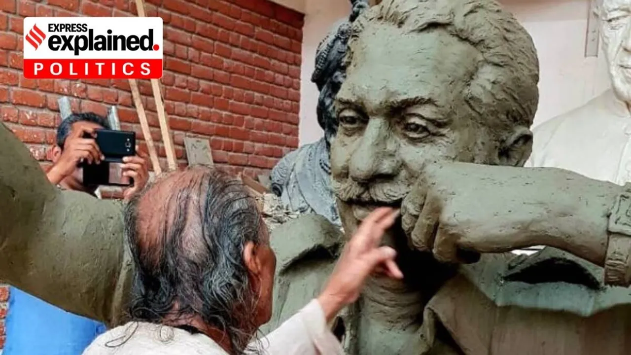 Sculptor Ram V Sutar with late BJP leader Dilip Singh Judeo’s statue