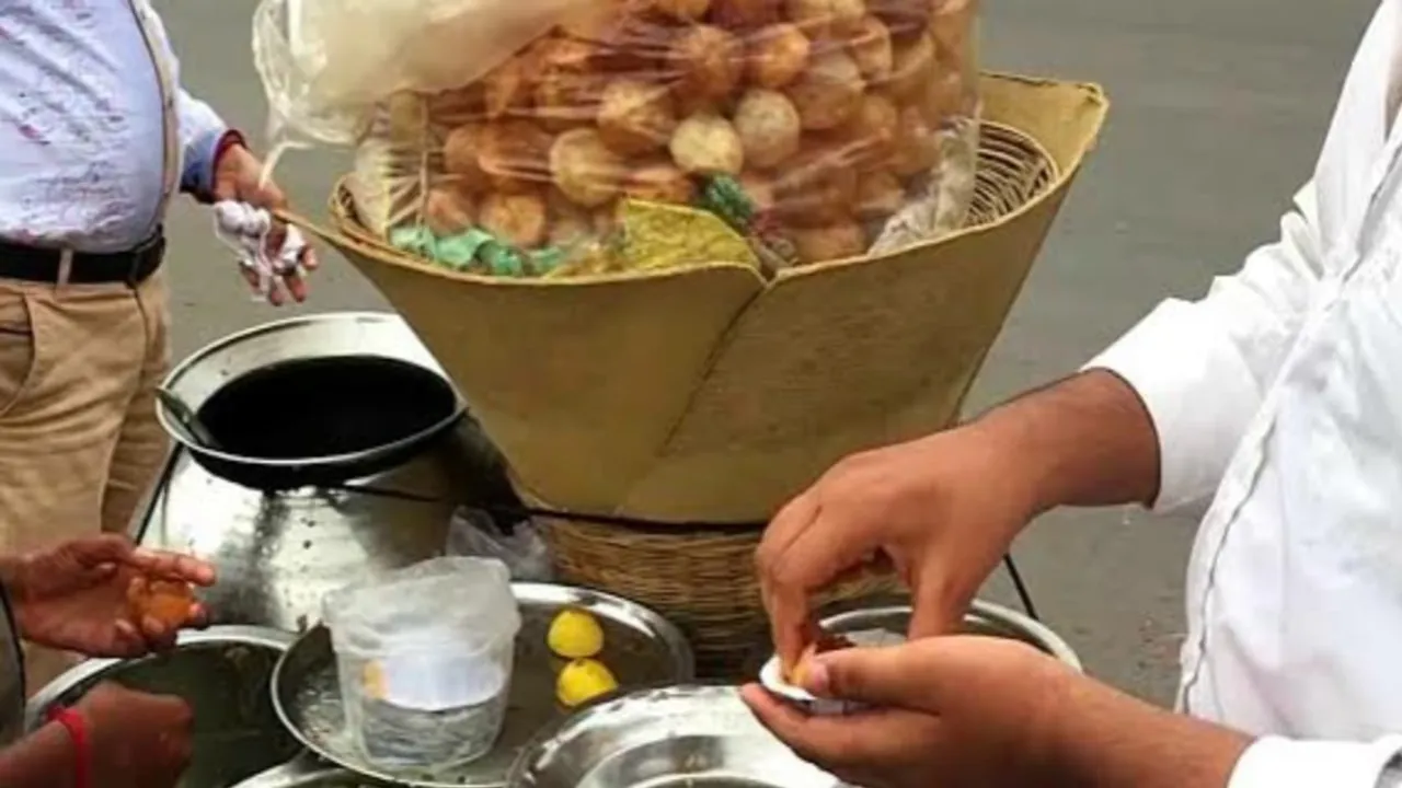man gives away 4000 gogappes, madhya pradesh viral story, man overjoyed by daughters birth gives away free golgappe