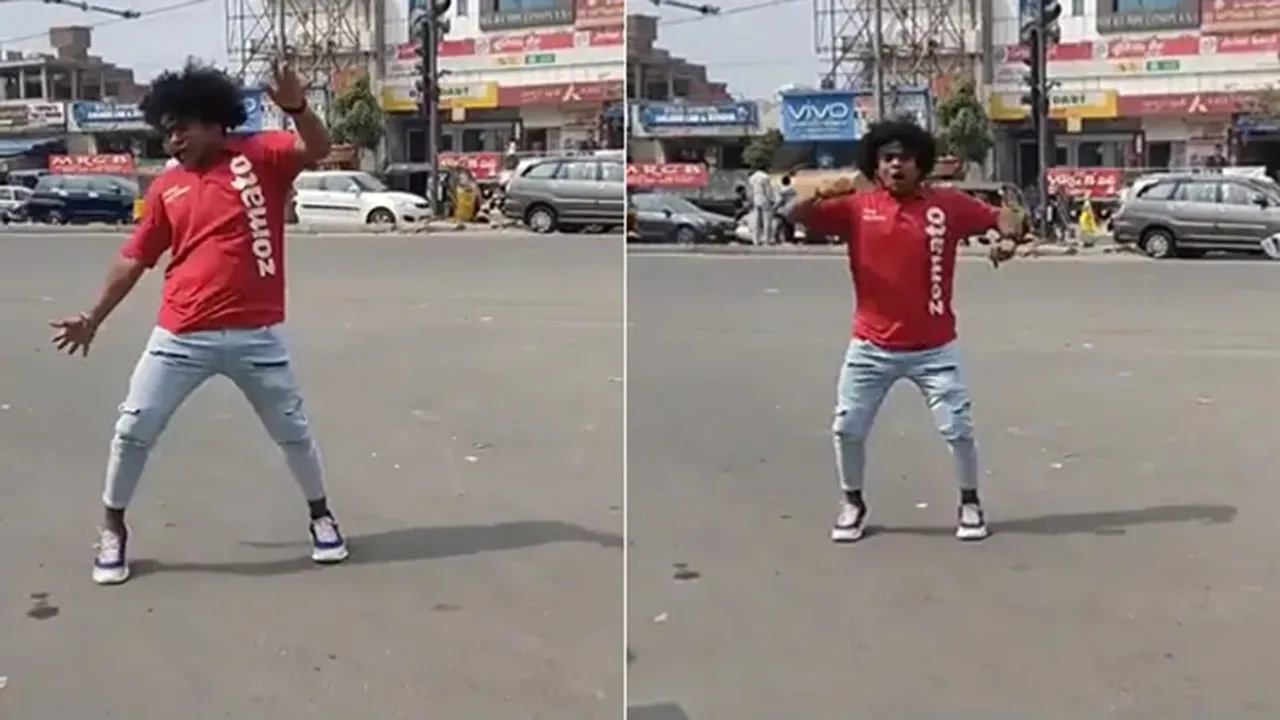 Zomato delivery boy making reels on the road, delivery boy making reels on the road, delivery boy dance on road, viral video, Zomato delivery boy dance on road, Zomato delivery boy, Zomato delivery boy dance video, delivery boy dance video, delivery boy dance video viral, Zomato, trending video