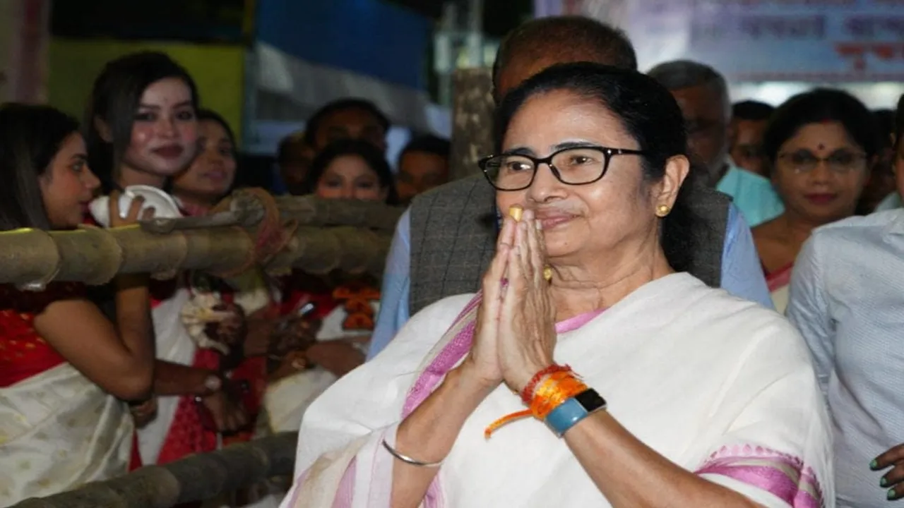 Bringing World Cup ball as a gift for Mamta Benerjee from Qatar by Madan Mitra, কাতার থেকে মমতার জন্য ফুটবল আনছেন মদন মিত্র