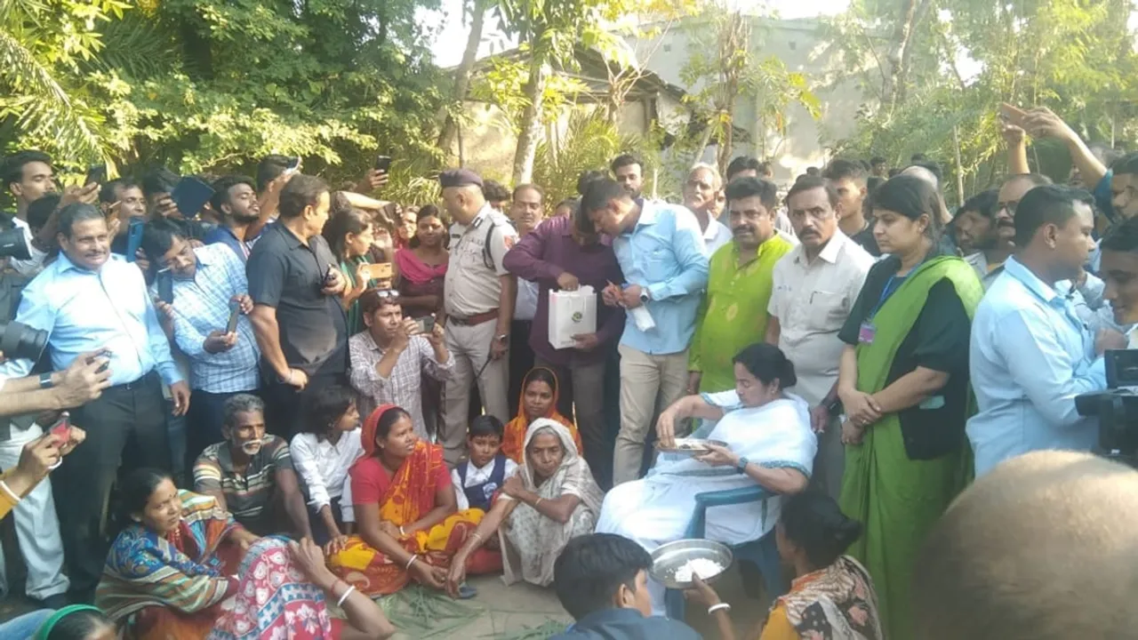 mamata hasnabad lunch, হাসনাবাদে গ্রামবাসীদের বাড়িতে মদ্যাহ্নভোজ সারলেন মমতা