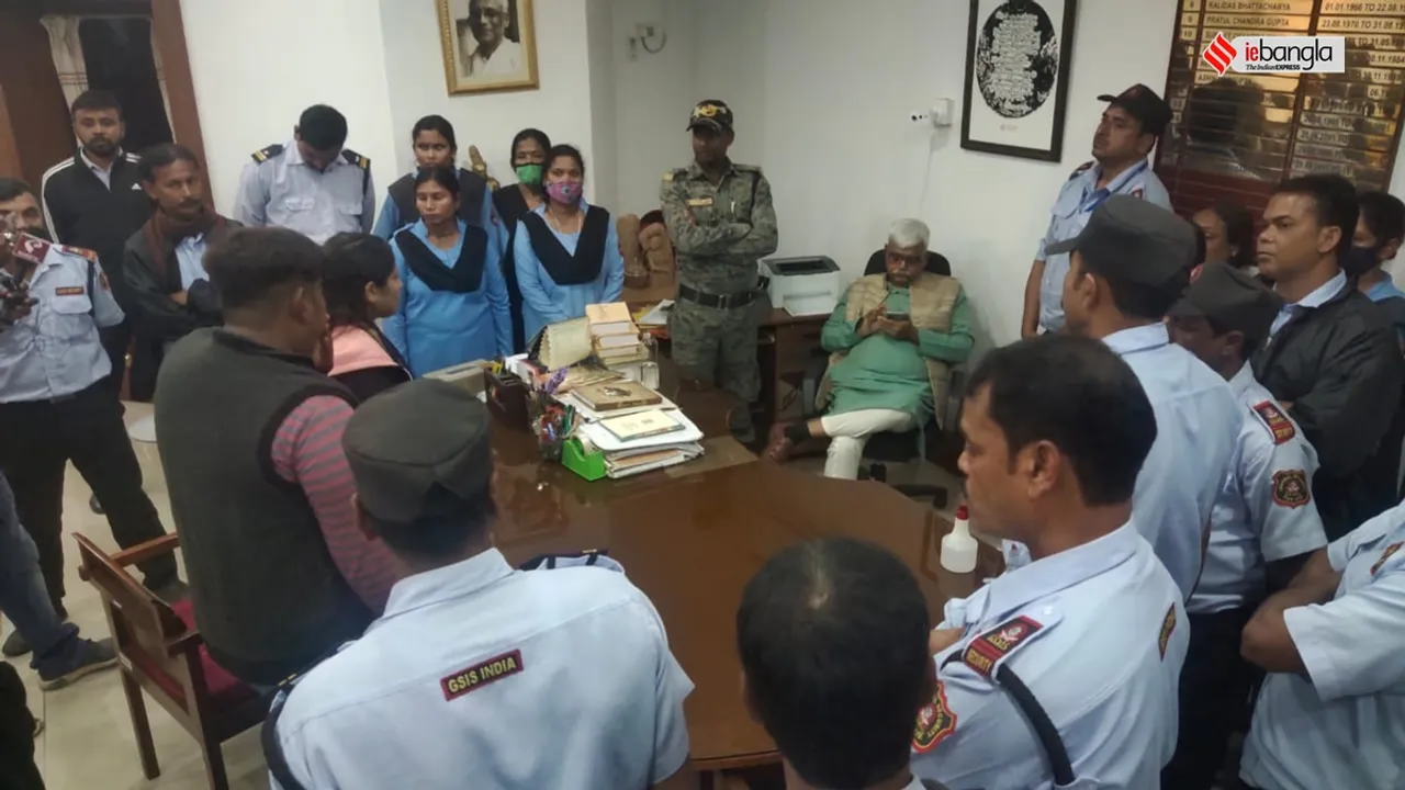 Vice-Chancellor of Visva Bharati Bidyut chakrobarty ordered to shoot students for agitation, ছাত্রদের গুলি করে মারার নির্দেশ দিয়েছেন বিশ্বভারতীj উপাচার্যের