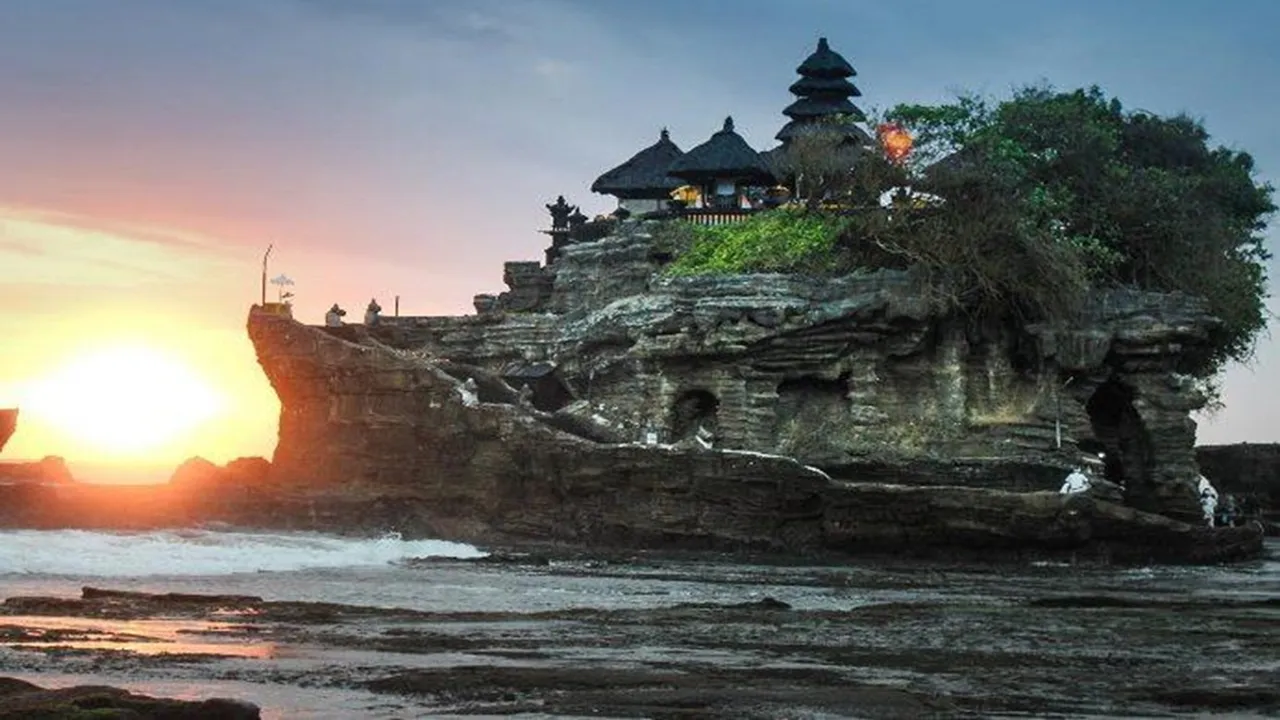 Tanah lot temple, indonesia temple, venomous sea snakes, dang hyang nirartha, giant snake guard temple, tanah lot bali,