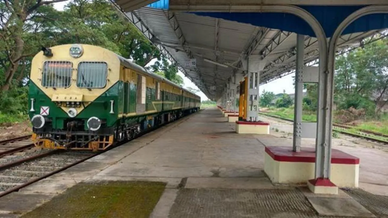 indian railways, cochin harbour terminus-ernakulam jn demu, demu, kochi passenger train, shortest passenger train, railways, passengers, shortest passenger train, Cochin Harbour Terminus, India shortest train, shortest train, offbeat, ajab gajab, weird news in hindi, weird news,
