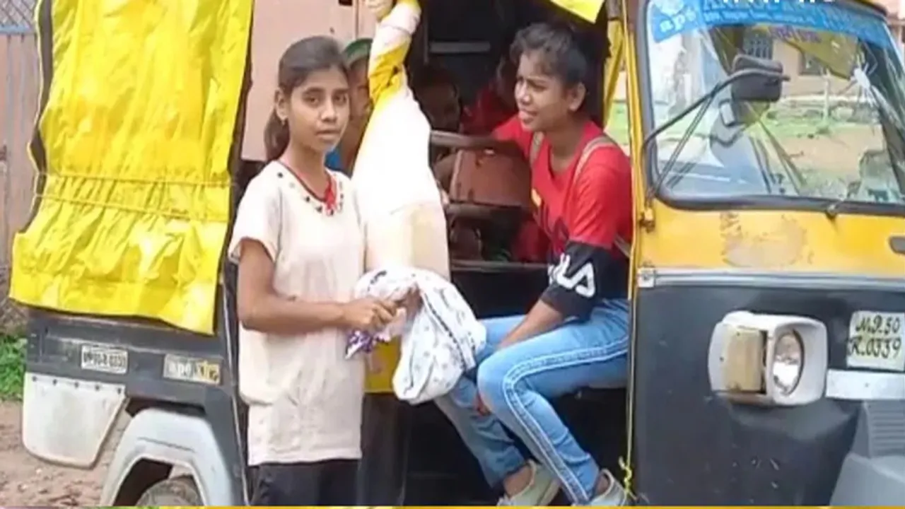 balaghat girl drives auto, girl drives auto for supporting family, poonam support family by driving an auto, Balaghat, balaghat auto driver, balaghat first woaman driver, lockdown 2.0, corona second wave in mp, lockdown unemployment