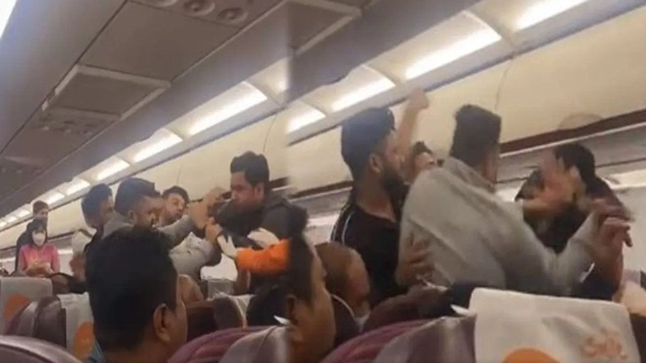 Fighting On Plane Video, Passengers Fighting On Plane viral video, Passengers Fighting On Plane viral news, Passengers Fighting video, Passengers Fighting latest viral video