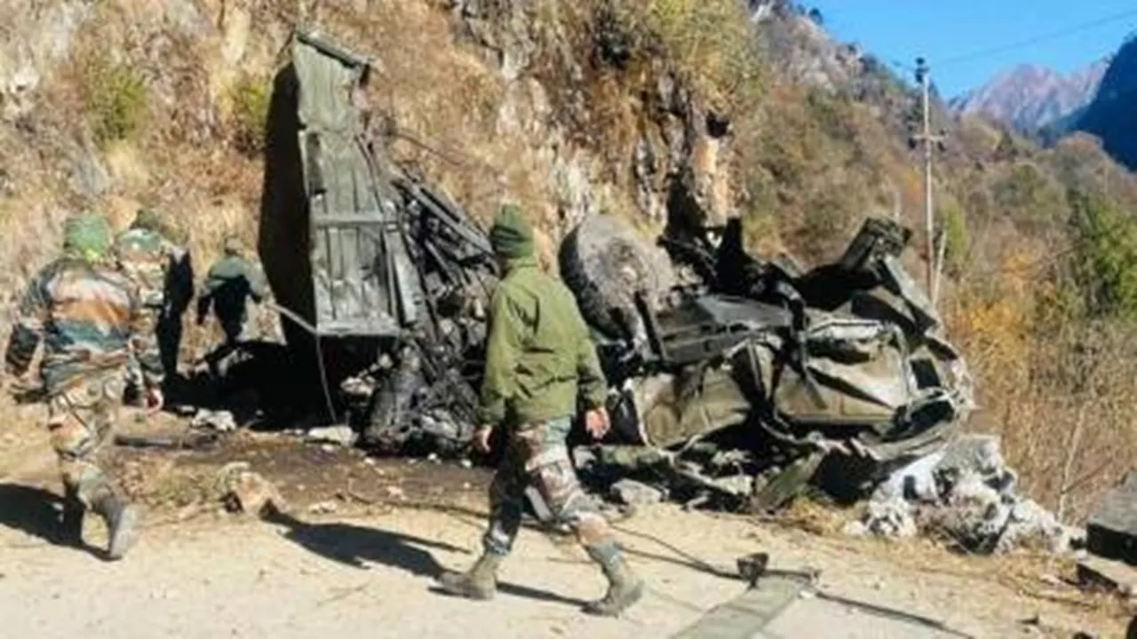 16 Army personnel killed as truck falls into gorge aat Sikkim, উত্তর সিকিমে খাদে পিছলে পড়ল সেনার ট্রাক, নিহত ১৬ জওয়ান, জখম ৪