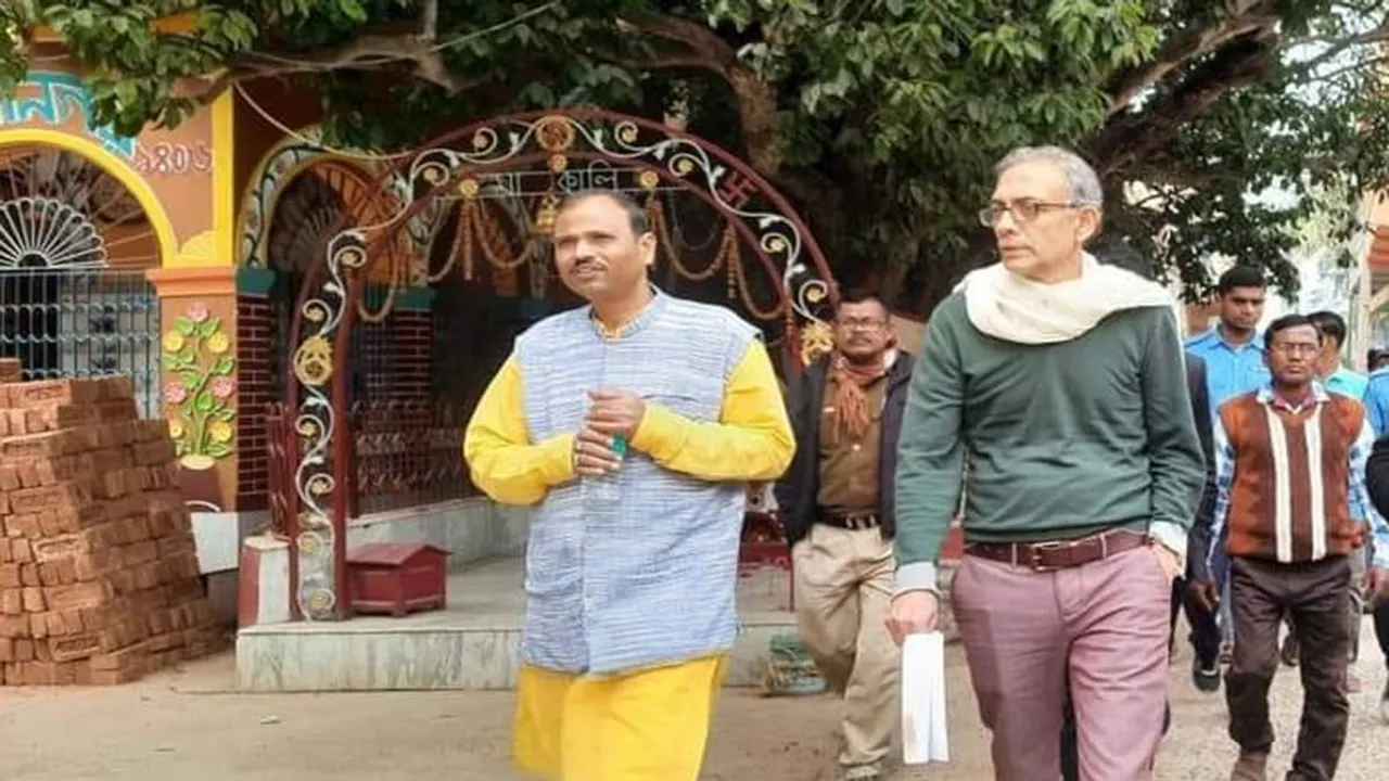 Nobel Laureate Abhijit Banerjee visits Purba Bardhaman's handloom village