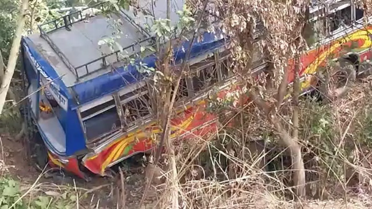 bus accident in east burdwan's ketugram