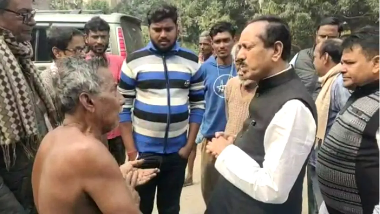 mp asit mal faces protests in mayureshwar after going to didir doot programme, 'কেষ্ট' গড়েই বিড়ম্বনার শেষ নেই তৃণমূলের, দিদির 'দূত'রা যেতেই আছড়ে পড়েছে রোষ