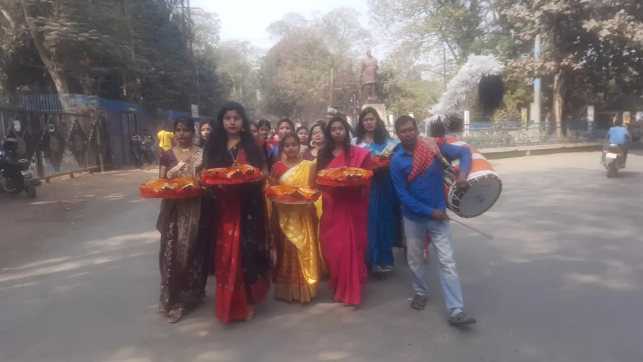 bardwan universitys students exchange tatwa in nextday of saraswati puja, বর্ধমান বিশ্ববিদ্যালয়ে হল ছাত্র ছাত্রীদের তত্ত্ব আদান প্রদান