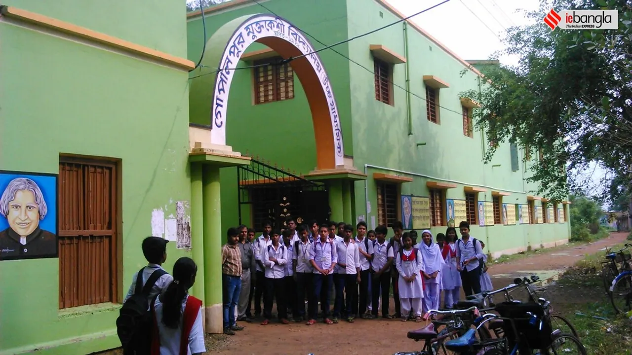 burdwans Gopalpur Muktkeshi School is open on Sundays, বর্ধমানের গোপালপুর মুক্তকেশী বিদ্যালয় আজও রবিবার খোলা থাকে