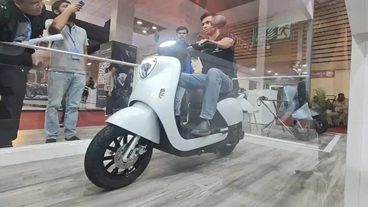 Viral Video,Trending Video,Ajab Gajab Video,News and Views,Funny Video,Trending and Viral Video,First without stand scooter,IIT,IITian,Make in India,Auto Expo,Auto Expo Viral Video"