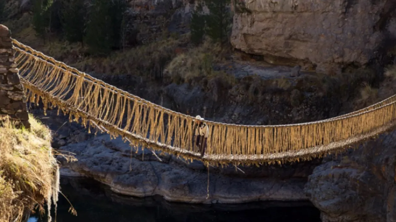 most dangerous bridge in the world, most dangerous rope bridge, rope bridge of peru, Peru, most dangerous place in the world, bridge, rope bridge, tribals, Q’iswa Chaka bridge-Peru, terrifying pedestrian bridges, best pics, adventure,