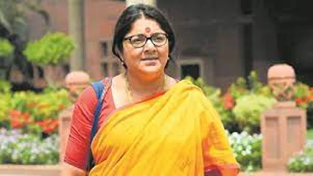 locket chaterjee at rishra , বড় চমক লকেটের, লোকাল ট্রেনেই রিষড়ায় সাংসদ, পুলিশ আটকাতেই রনংদেহী মেজাজ
