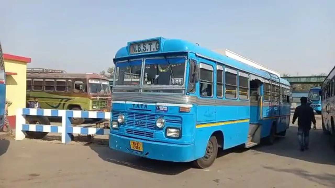 government and private buses painted in same colour malda, বাসের রং চুরি! চরম বিভ্রান্ত যাত্রীরা, মালদায় 'খেলা হবে'
