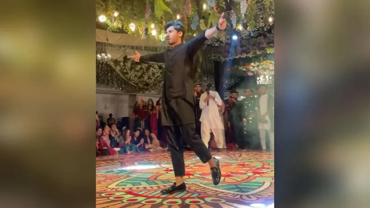 bollywood songs, Hrithik Roshan, pakistani, viral video