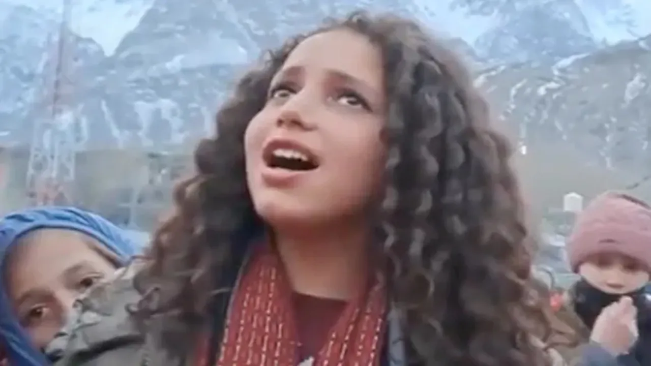 "Gilgit Baltistan Girl,Gilgit Baltistan Girl Singing,गिलगिट बाल्टिस्तान,घुंघराले बाल वाली लड़की,इन आंखों की मस्ती,मशहूर सिंगर आशा भोसले,Asha Bhosle,Gilgit Baltistan,Asha Bhosle Song,Indian Fans,फिल्म उमराव जान,इंस्टाग्राम,Trending Video,Viral News In Hindi,Viral Video News,zara hatke,ndtv zara hatke videos,ndtv india,ndtv hindi,ndtv khabar,ndtv news,Social Media,Entertainment News In Hindi,Tv News And Gossip,young girl,In Aankhon Ki Masti"