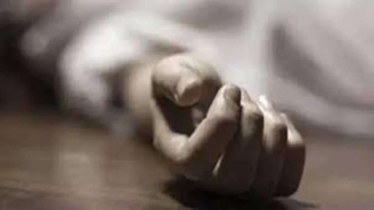 old house collapse women death in kolkata pathuriaghata
