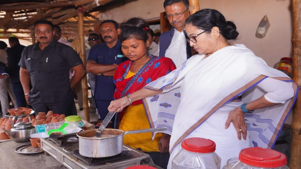 bengal cm mamata banerjee public relations, চা থেকে মোমো-ফুচকা, কখনও তরকারি রান্না, বারেবারে জনসংযোগে হাঁকিয়ে 'ছক্কা' মমতার