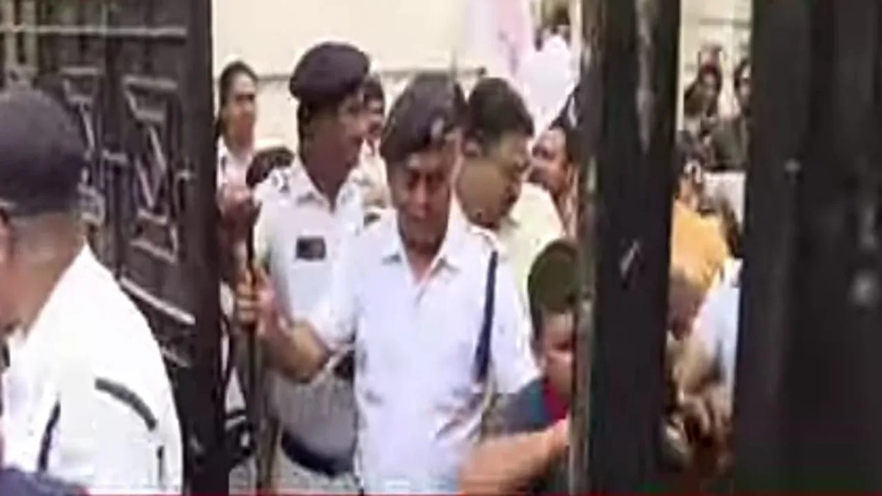 SFI march demanding student vote Chaos at CU campus