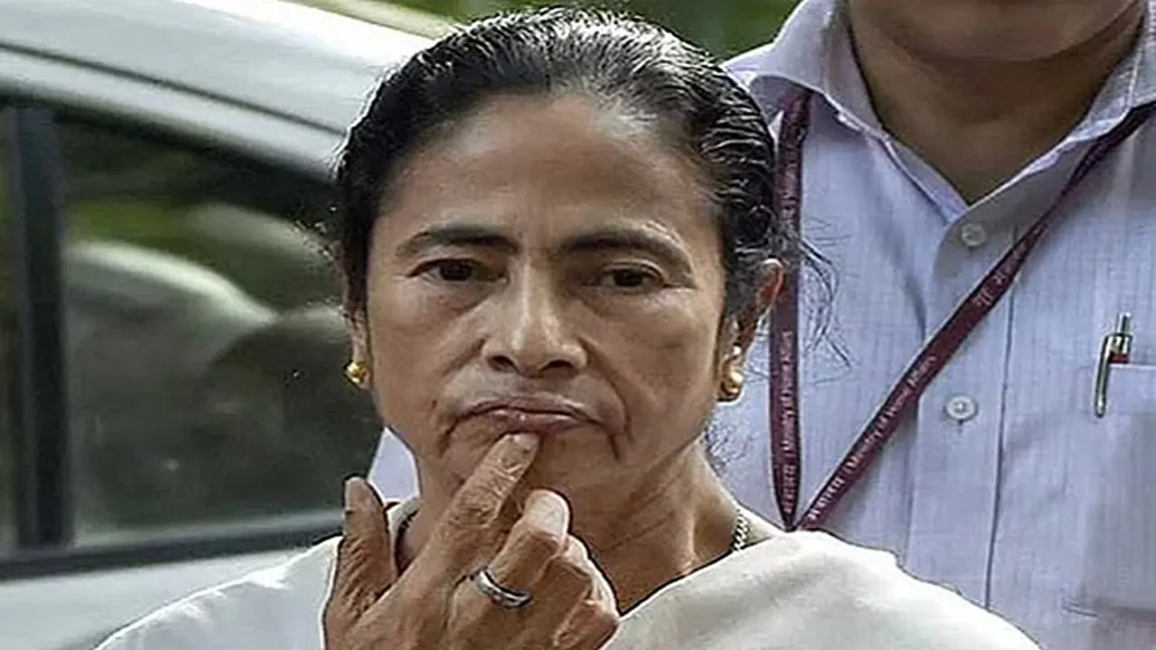 bangaon tmc candidate alorani sarkar is bangladeshi citizen order by calcutta high courts division bench , বনগাঁর তৃণমূল প্রার্থী আলোরানি বিদেশি, রায় হাইকোর্টের ডিভিশন বেঞ্চর