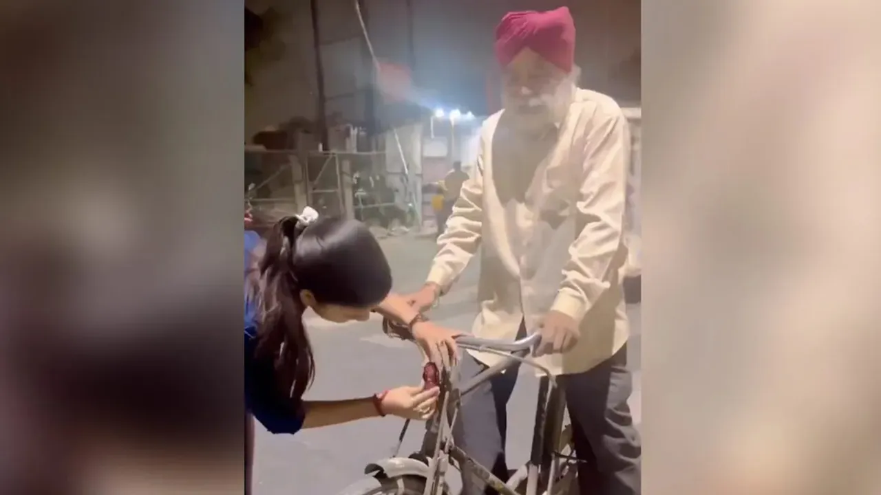 IAS Officer Awanish Sharan, IAS Awanish Sharan, IAS Awanish Sharan tweet, IAS Awanish Sharan twitter, Lucknow Woman Equips Safety Light On Bicycles To Curb Accidents, Woman Equips Safety Light On Bicycles To Curb Accidents, Lucknow Woman, Lucknow, Lucknow news, road Accidents, Safety Light On Bicycles, Safety Lights, Bicycles, viral video, social cause, humanity, kindness, road safety, trending news, trending video, viral news, postive news, good news,