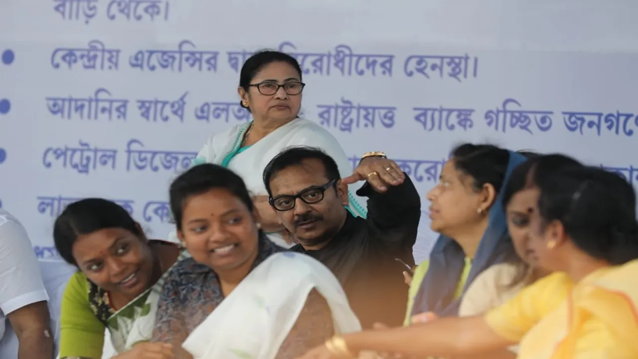 mamata banerjees double duty at tmcs dharna sahid minar , ধরনায় 'ডবল ডিউটি' মমতার, বিভ্রান্তি কাটালেন খোদ মুখ্যমন্ত্রী