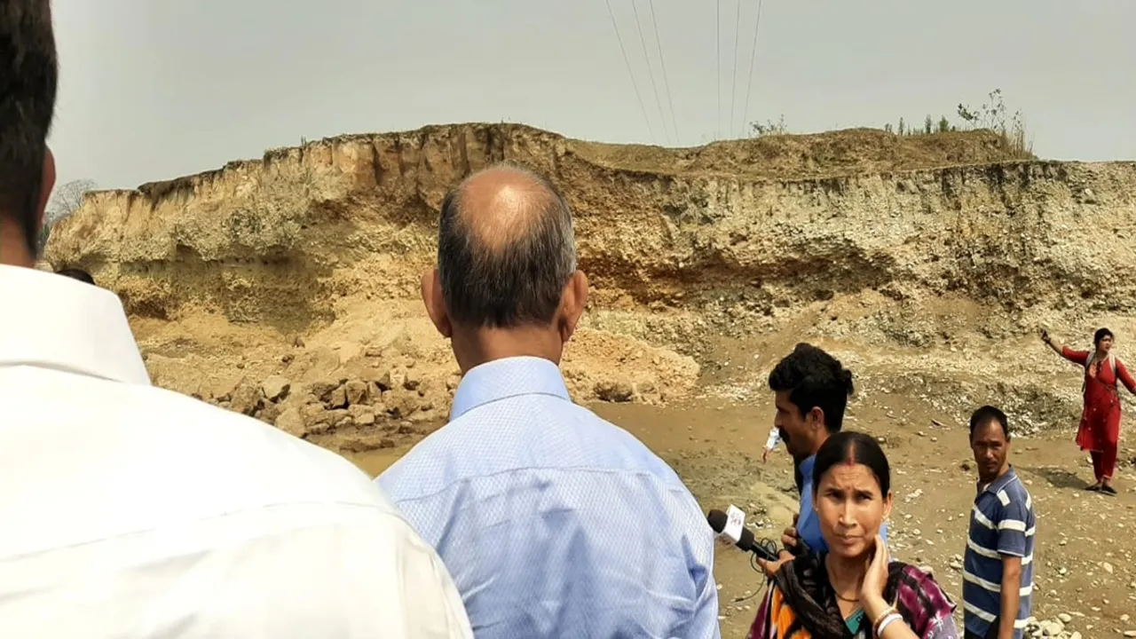 balason river bed collapse during illegal sand mining three child labours died matigara , বেআইনিভাবে বালি খননের সময় নদীখাতে ধস, নিহত ৩ শিশু শ্রমিক