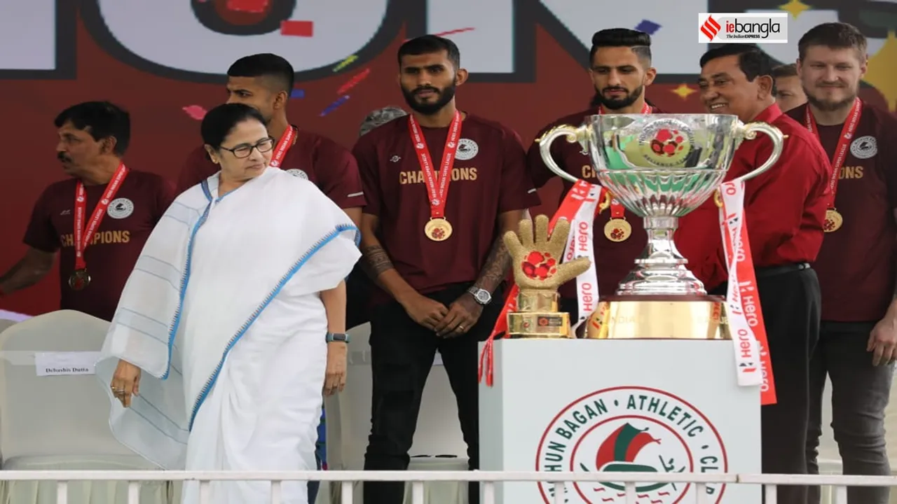 mamata banerjee at mohunbagan club tent , 'ভোরবেলার স্বপ্নই সত্যি হয়েছে', তৃপ্ত মমতা, মোহনবাগানের বিজয় উৎসবের মঞ্চে আবেগী মুখ্যমন্ত্রী