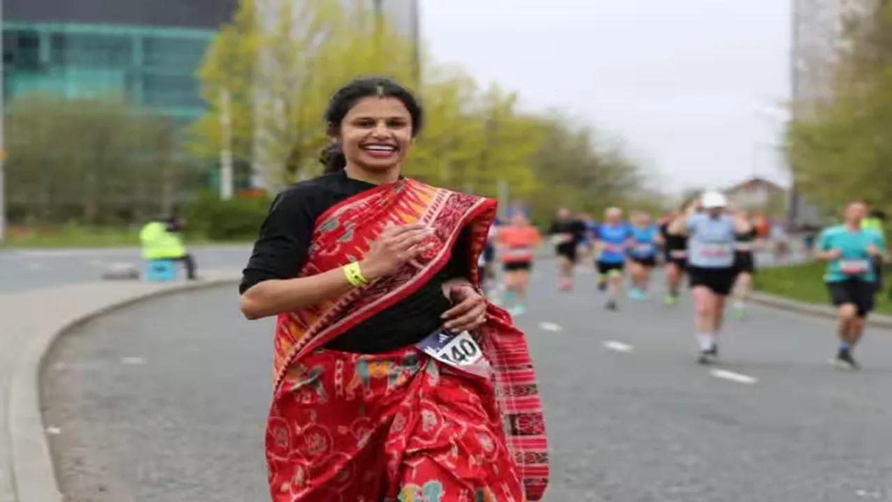 woman in saree, woman runs marathon in saree, viral story, marathon",