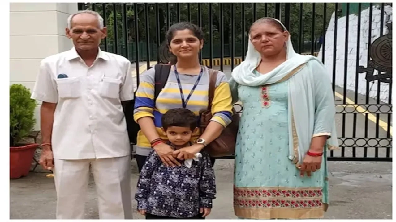Viral Photo, IAS Anu Kumari, Success Story, UPSC Exam, Sarkari Naukri, Anu Kumari IAS Twitter, UPSC With Job, Anu Kumari IAS Cadre, Anu Kumari IAS Rank,