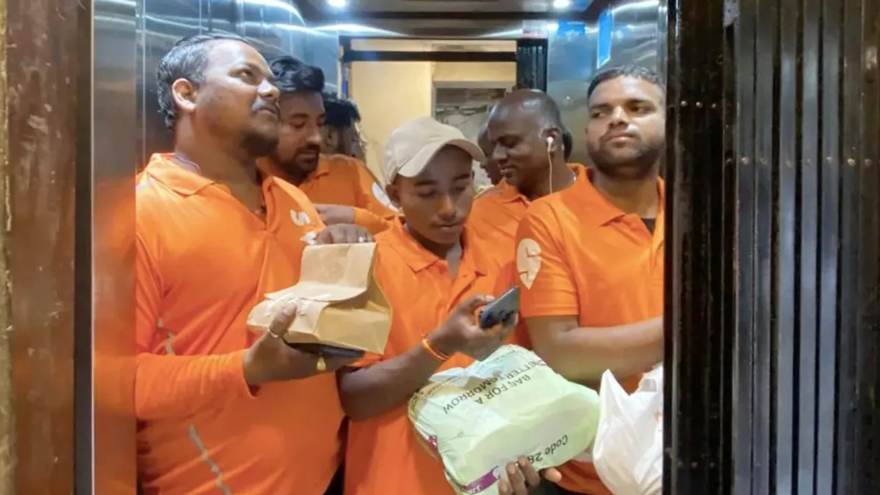 Swiggy delivery agents, Viral Pic of Swiggy delivery agents, Pic of Swiggy delivery agents In An Elevator, Viral Pic of Swiggy delivery agents In An Elevator, IPL Match, Swiggy Executives, Viral Pic Shows 5 Swiggy Executives In An Elevator, Viral Pic, Viral Pic Shows 5 Swiggy Executives, Swiggy Executives In An Elevator, Swiggy delivery agents, viral image, viral photo, Swiggy, Swiggy delivery agents In An Elevator,