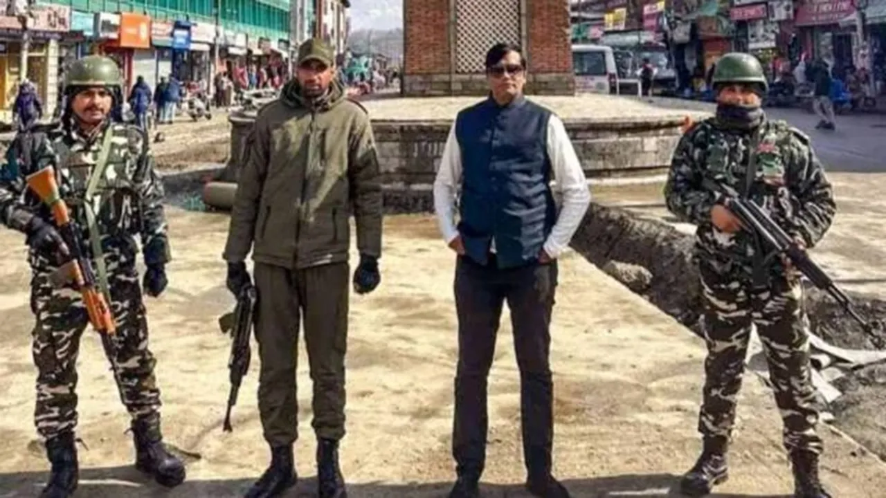 Kiran patel case, Jammu and Kashmir Kiran Patel case, conman Kiran patel, Kiran patel conman, Kiran patel arrested, Kiran patel, Kiran Patel fraud, Kiran patel poses as PMO official man posing as PMO official, Jammu and Kashmir news, J&K news Indian Express, kashmir security, indian express