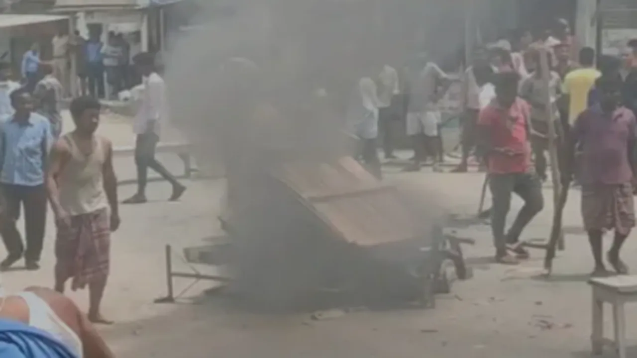 police and mob clash at north dinajpur kaliaganj