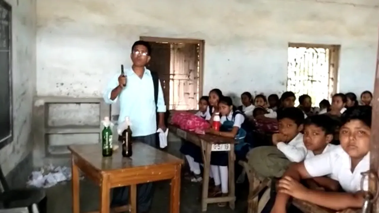 man enters old malda muchia chandra mohan high school with gun acid , হাড়হিম অবস্থা! মার্কিন কায়দায় মালদার স্কুলে বন্দুক হাতে যুবক, সঙ্গে অ্যাসিড, বোমা