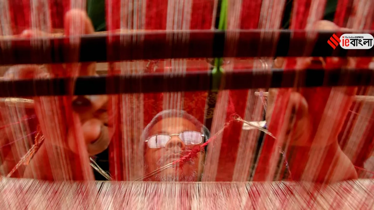 bengali gamcha story, Weaving of Bengal, bengali towel, বাংলার তাঁত, বাংলার গামছা শিল্পও, bengali weaving story, express photo, express photo shashi ghosh