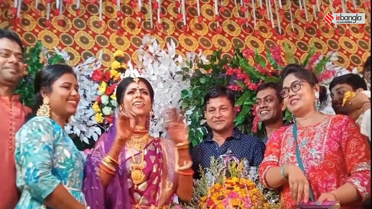 bride raised slogans at her wedding ceremony for demanding appointment as a teacher at bhatar burdwan , বিয়ের আসরেই তুমুল স্লোগান 'বঞ্চিত' চাকরি প্রার্থী কনের! যেন 'নয়া ধর্ণামঞ্চে' হুলস্থূলকাণ্ড