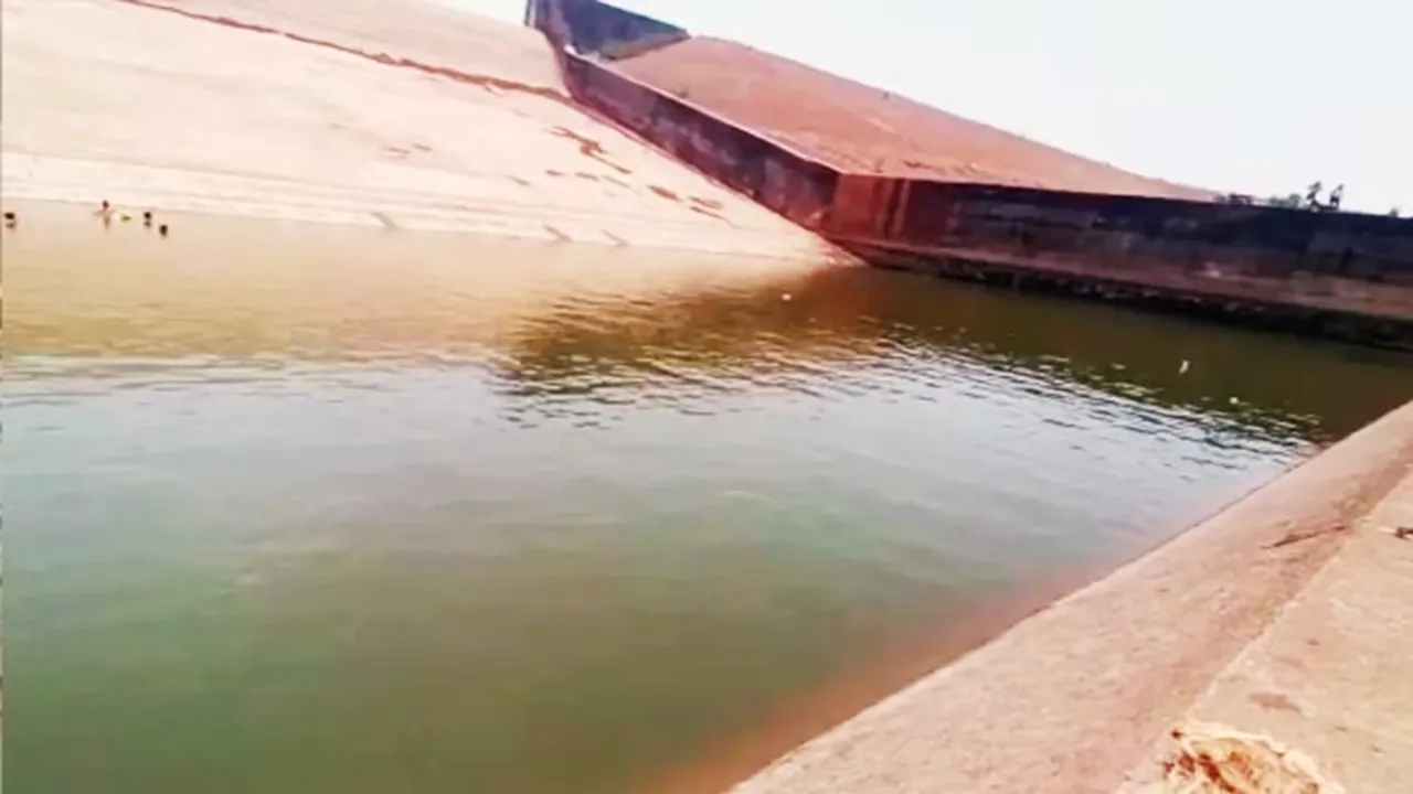 Chhattisgarh,Lakhs of litres of water wasted to fish out govt official's expensive phone from dam,Bizzare tale of govt officer exercise to fetch his mobile phone,chhattisgarh news,Chhattisgarh officer drains water reservior,Kherkatta Dam,Irrigation Department,Rajesh Vishwas,smartphone"