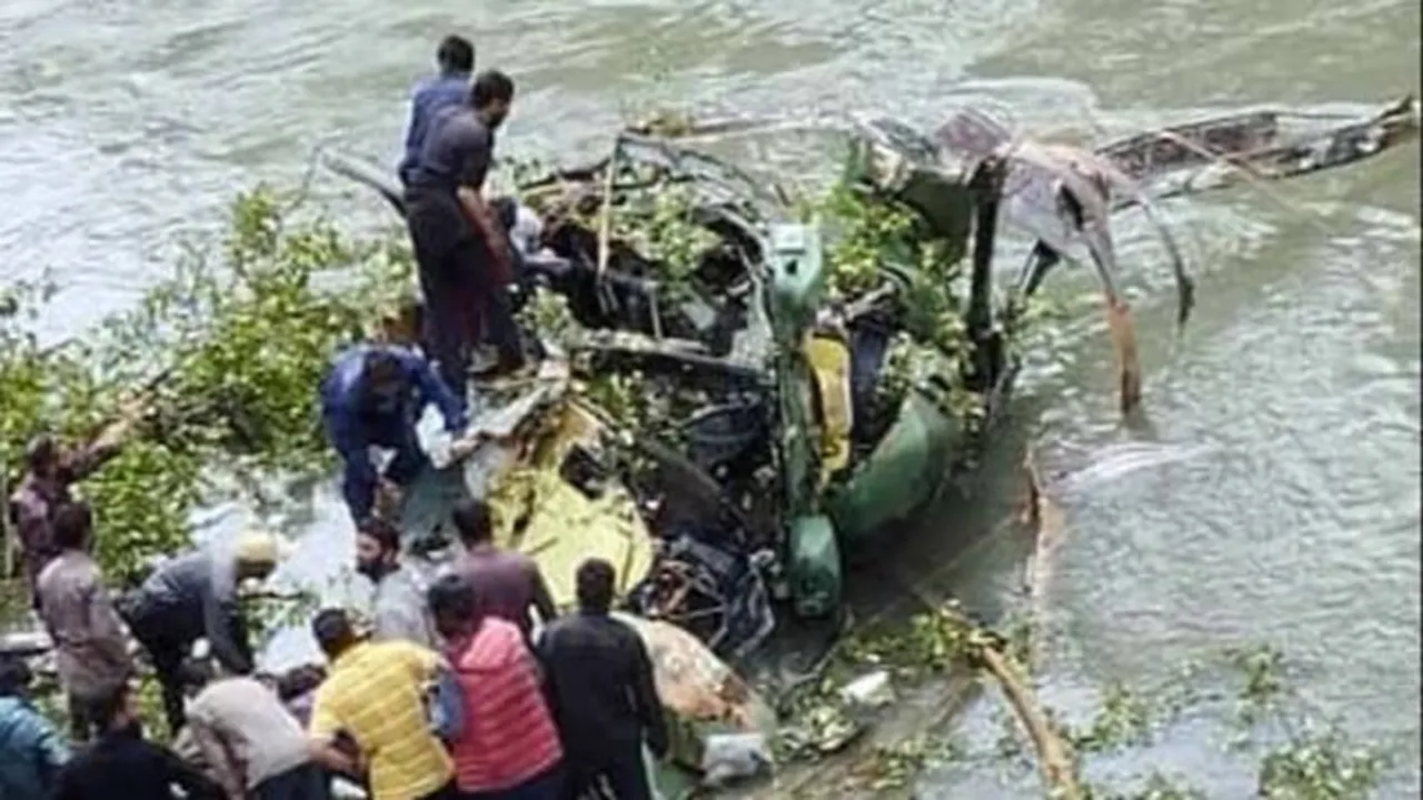 Kishtwar, Kishtwar army helicopter crash, helicopter crash, jammu and kashmir Kishtwar crash, Kishtwar helicopter crash, india news, indian express