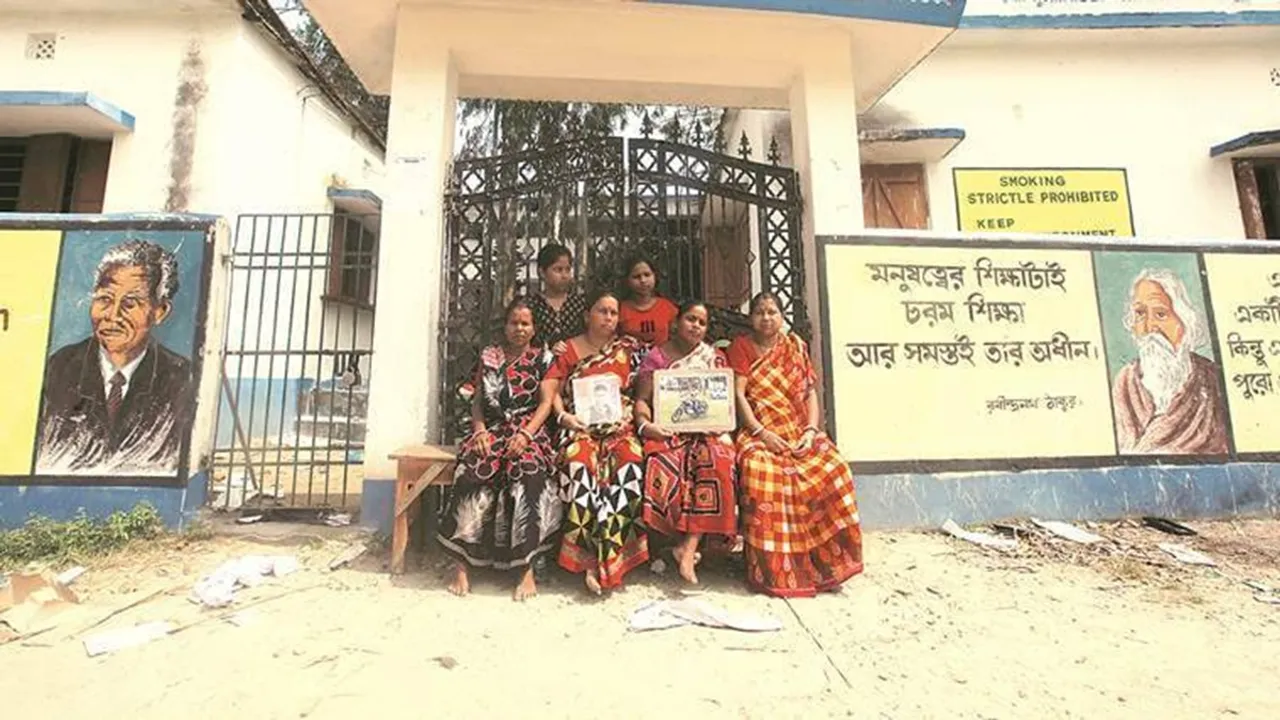 What is reaction of tapas burman and rajesh sarkars families after nia probe was ordered in daribhit case , ছেলে না ফিরলেও এতেই যেন কিছুটা 'শান্তি', দীর্ঘশ্বাস ফেলে বলছেন দাড়িভিটের দুই নিহতের পরিবার