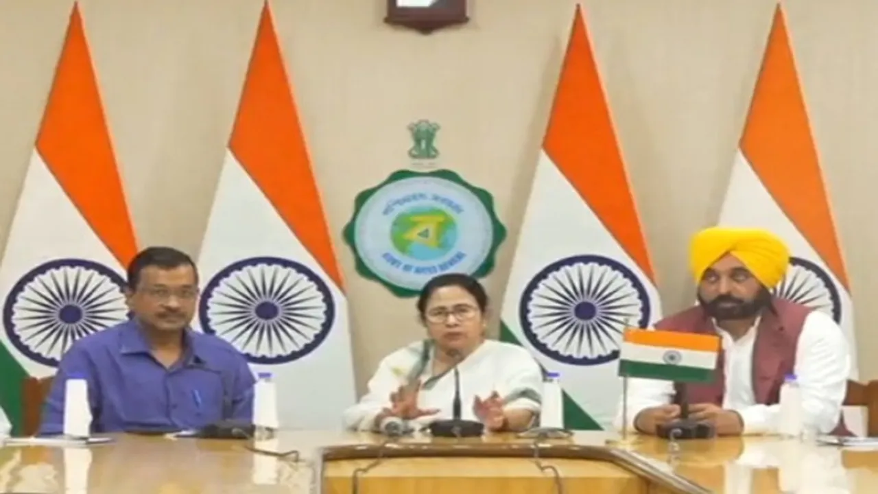 mamata banerjee supports arvind kejriwal against modi governments ordinance on delhi , ২৪য়ের আগে বিজেপিকে হারানোর বড় সুযোগ, 'ভাই' কেজরির পাশে বসে হদিশ 'দিদি' মমতার