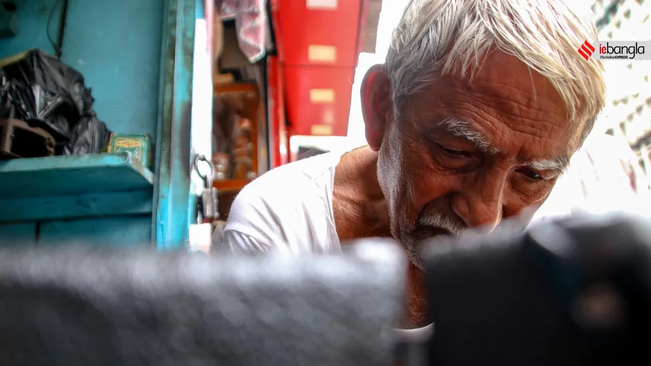 mohammad diljan is the only gramophone repairer in kolkata , দিলজানই একা এবং একমাত্র, যিনি এই শহরে কলের গানের অসুখ সারাই করেন