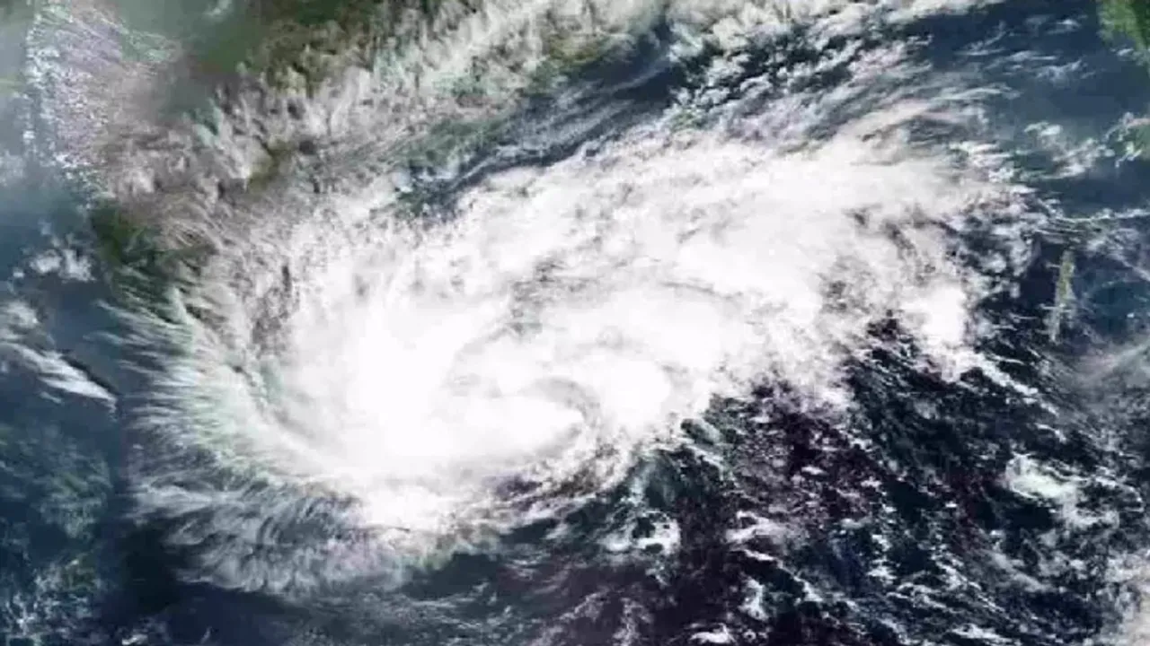 Cyclone Biparjoy, Cyclone Biparjoy news, Cyclone Biparjoy landing, Gujarat weather, Gujarat IMD, Indian Express, Gujarat rains